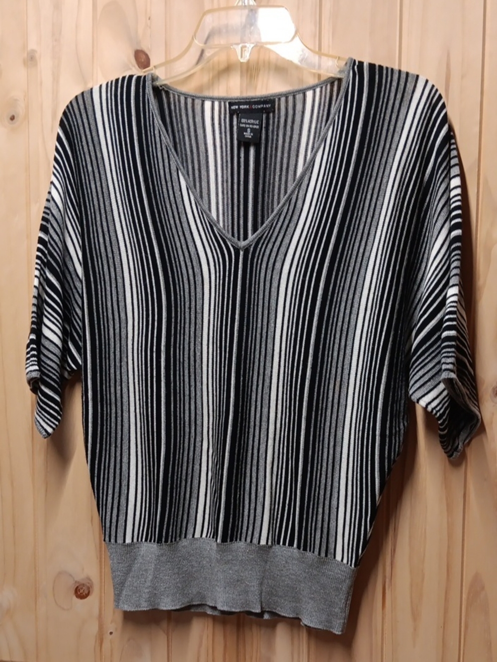 New York & Company Light Weight Sweater EUC